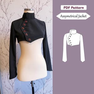 Puede incluir: Una chaqueta asimétrica negra en un maniquí. La chaqueta tiene un cuello alto, mangas largas y botones marrones en el cierre diagonal. La imagen incluye un diagrama etiquetado como "PDF Pattern" y "Assymetrical Jacket".