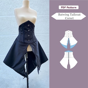Puede incluir: Un corsé negro tipo frac con mangas murciélago sobre un maniquí, con cierre de botones y ribete de encaje. La imagen incluye el texto PDF Pattern y Batwing Tailcoat Corset, junto a dos dibujos técnicos en color blanco.