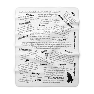 Puede incluir: Manta blanca con texto negro y un símbolo médico en blanco y negro. El texto incluye versículos bíblicos y palabras como "Paz", "Fuerza", "Sanación", "Bendiciones", "Vida", "Misericordia", "Yo Soy", "Alegría", "Jehová Rapha", "Liberación", "Salud", "Gracia", "Verdad", "Salvación", "Amor", "Fe" y "Amén".