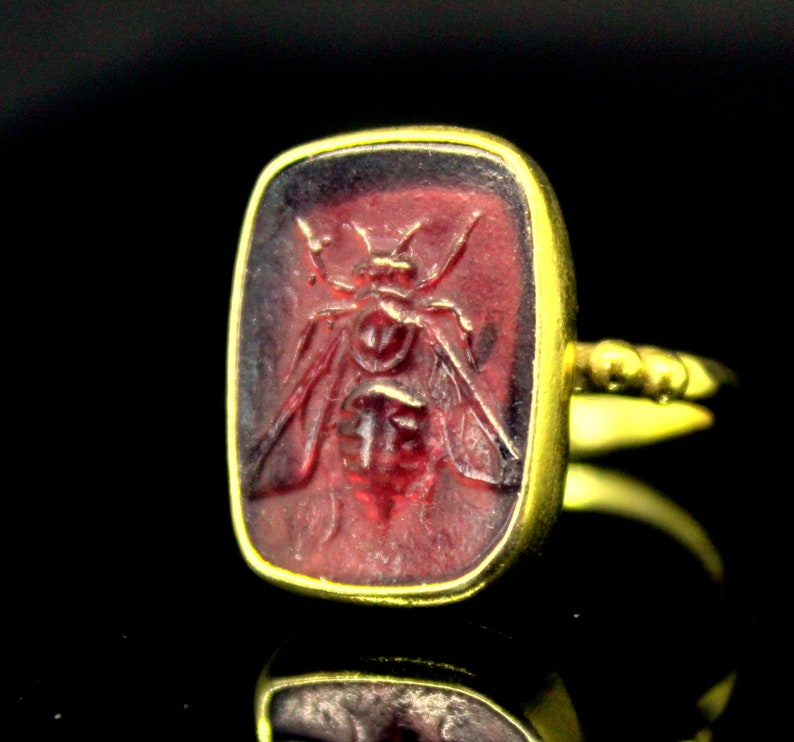 Handmade Hammered Band Bee Glass Intaglio Ring, Roman Art , Signet Ring,  Minimalist, Solitaire , Statement ,Hallowen, Easter, paschal, Gift 