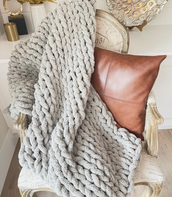 Easy Chunky Knit Blanket Diy, How To Make A Chunky Blanket With Your Hands  🧶