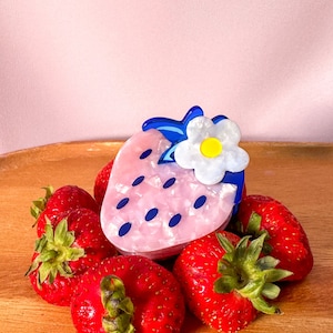 Strawberry Hair Claw Clip//Trendy Hair Claw//Fruit Hair Clip//Vibrant Fruit Design//Summer Hair Clip//Gift for Fashion Lover/Hair Accessorie