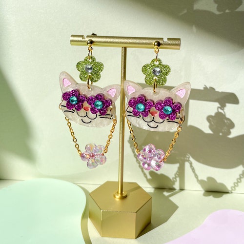 Boucles d'oreilles chat groovy : boucles d'oreilles tendance en acrylique avec breloque fleur
