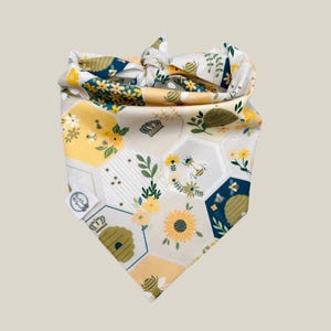 Personalized Bee Dog bandana - Honey bee flower bandana -Summer dog bandana - Cat bandana - Dog bandana - Reversible Bandana - Cute Dog Gift
