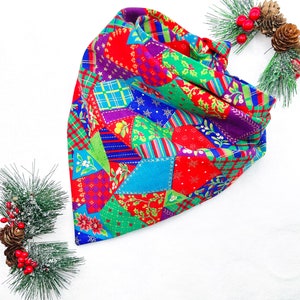 Peut inclure: Un bandana en patchwork coloré avec un motif rouge, vert, bleu et violet. Le bandana est en tissu et a une ambiance festive et de vacances.