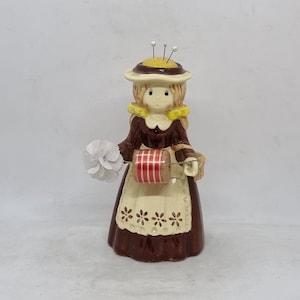 Swedish ceramic figurine | Sewing accessory |