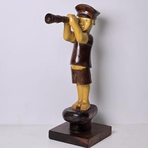 Vintage Hand-Carved Wooden Sea Captain with Spyglass – Nautical Decor