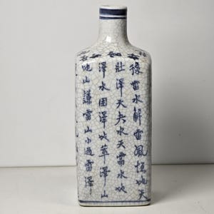 Vintage Chinese Blue‑and‑White Crackle‑Glaze Bottle Vase |