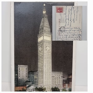 Postal del edificio Metropolitan de Nueva York de 1920 por la noche /