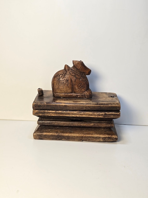 Indian Nandi Bull Tikka Box From South India - 19th Century Indian Nandi Bull Tikka Box From South India - 19th Century