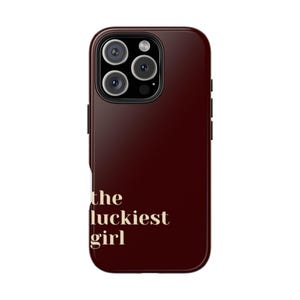 Funda para teléfono &quot;La chica más afortunada&quot;, accesorio tecnológico navideño, protector divertido para teléfono de mujer, regalo navideño burdeos para ella.