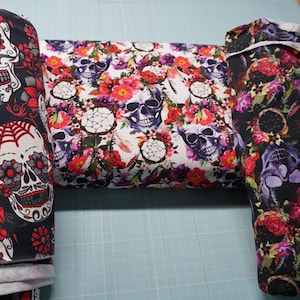 Resti di jersey di cotone teschio fiori acchiappasogni nero bianco rosa rosso larghezza 150 cm