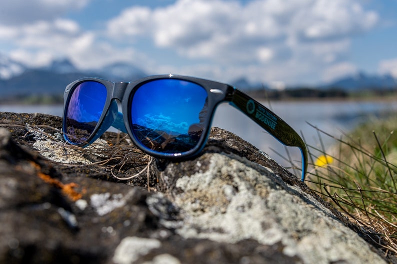 Personalisierbare Brille Sonnenbrille Verspiegelt Name Narrenbecher-Logo außen Bild 2