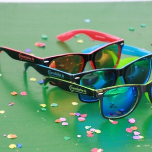 Personalisierbare Brille Sonnenbrille Verspiegelt Name Narrenbecher-Logo außen Bild 6