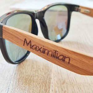 Personalisierbare Brille Holz Sonnenbrille Verspiegelt Polarisiert Name Modern Bild 3