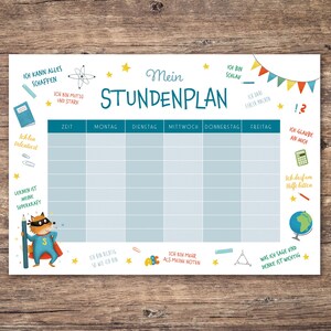 Puede incluir: Un planificador semanal ilustrado y colorido con el texto alemán "Mein Stundenplan" (Mi horario). El planificador presenta una cuadrícula azul y blanca para cada día de la semana, con ilustraciones y frases motivadoras.