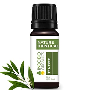 Peut inclure: Une bouteille d'huile essentielle d'arbre à thé de 15 ml (0,50 fl oz) d'Indo Bio Organics. La bouteille est en verre brun avec un bouchon noir et une étiquette blanche qui indique "Nature Identical" et "Tea Tree".