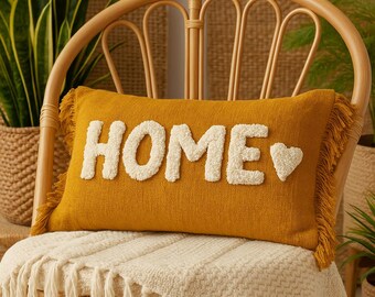 Capa de almofada e travesseiro em algodão com estampa "Home" na cor mostarda, feita à mão com tufos | Capa de almofada decorativa