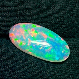 Naturlig etiopisk opal cabochon, flerfärgad oval ädelsten (8 x 10 mm)