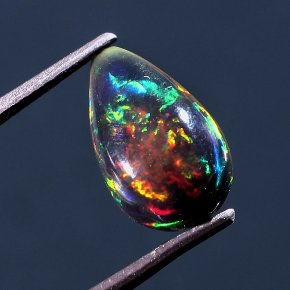 Cabochon Opale Noire éthiopienne Naturelle – Forme Poire, 11x11x3 Mm, 2.30 Carats, Neuf