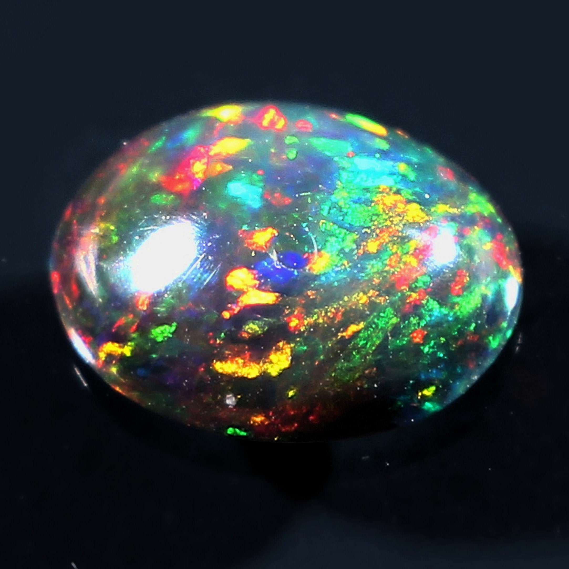 Opale Noire Et Multicolore Naturelle D'Éthiopie - 7,2 X 5,2 Mm - 0,54 Ct