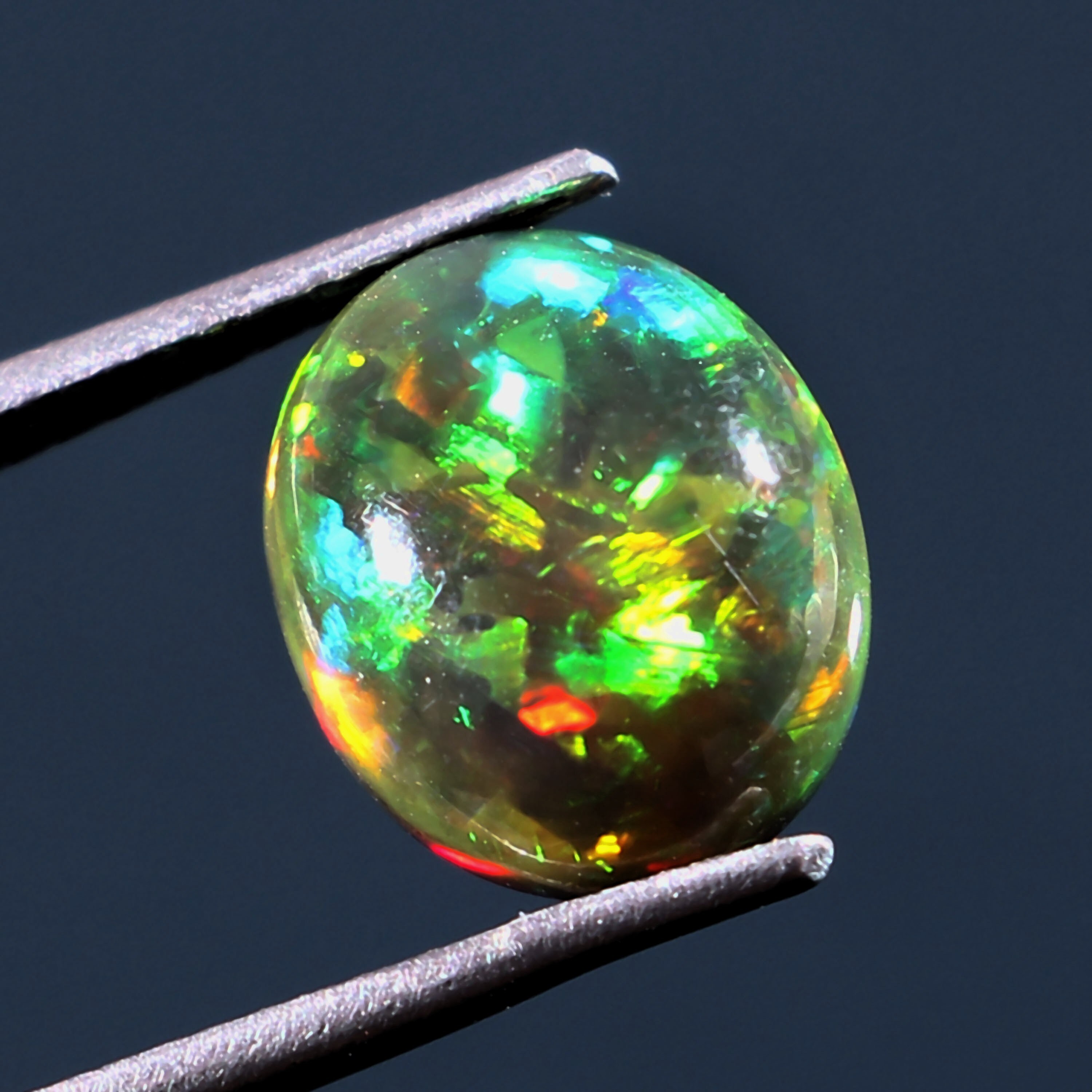 Cabochon (n°42) ovale d’Opale Welo blanche d’Ethiopie 0,46 cts