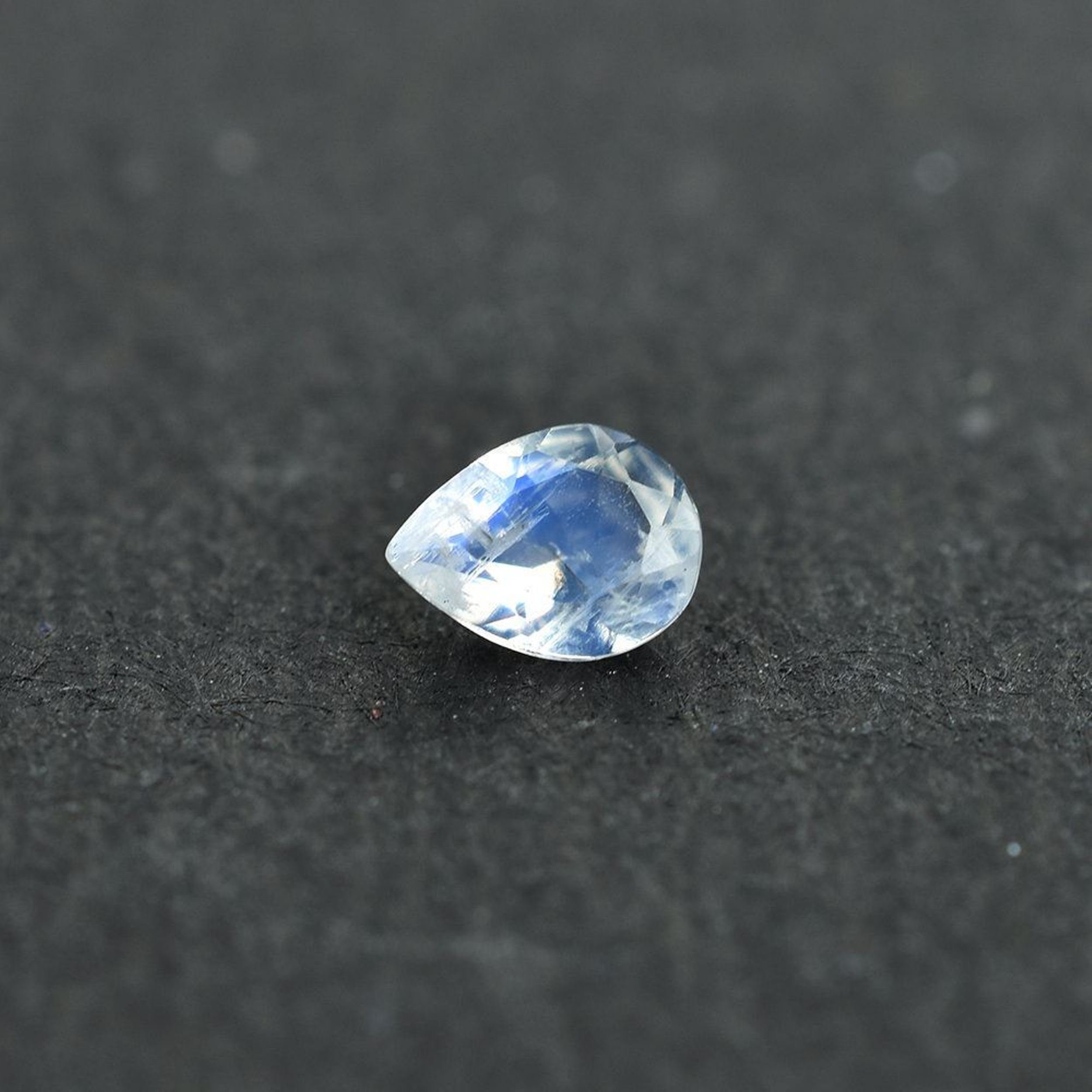 Pierre De Lune Arc-en-ciel Naturelle 2.30 Ct Forme Poire - Bleu Flashy