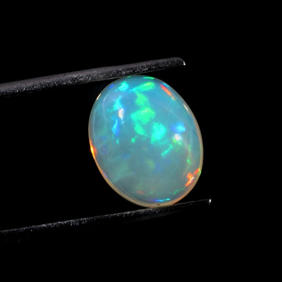 Cabochon (n°21) rond d'Opale Welo blanche d'Ethiopie de 0,77 cts Cabochon (n°21) rond d'Opale Welo blanche d'Ethiopie de 0,77 cts