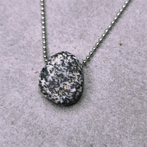 Necklace with pebble