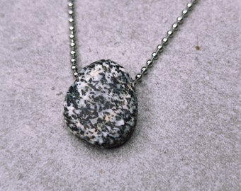 Necklace with pebble