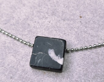 Necklace with pebble