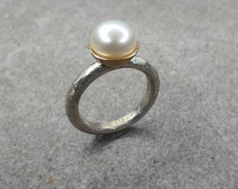 Silver ring with yellow gold and freshwater pearl