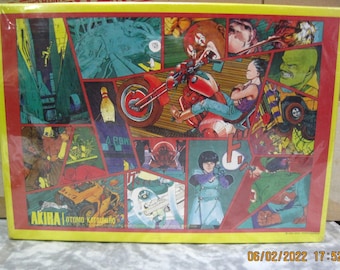 Puede incluir: Un collage de viñetas de cómic coloridas con personajes de la serie de manga Akira. Las viñetas representan una motocicleta, un pin de bolos, una escena de ciudad futurista y varios personajes en poses de acción. El texto "AKIRA | OTOMO KATSUHIRO" es visible en la parte inferior de la imagen.
