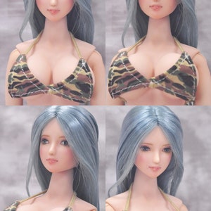 Könnte beinhalten: Eine Puppe mit langen, hellblauen Haaren, die ein Bikini-Oberteil mit Tarnmuster trägt.