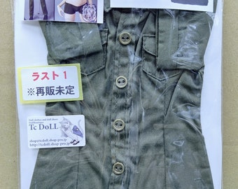 Pode incluir: Uma camisa verde de manga curta com fecho de botões e dois bolsos. A camisa está etiquetada como "Última 1" e "Reabastecimento pendente".