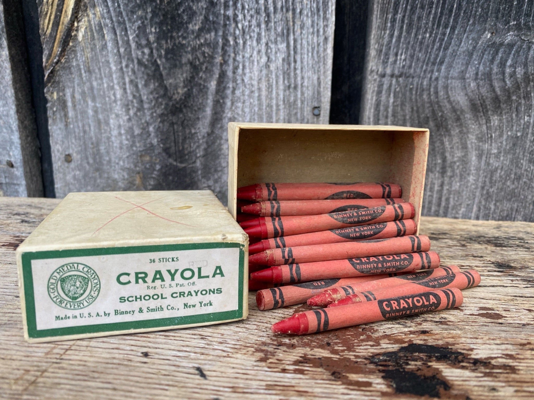 Vintage Artista Crayons Set of 24 by Binney & Smith Inc., 1970s Artist's  Crayon Set, No. 8524 Drawing and Sketching Crayons 