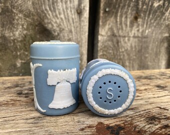 Vintage Salt and Pepper Shakers -- Americana Salt and Pepper Shakers -- Salt and Pepper Shakers -- Blue Salt and Pepper Shakers --