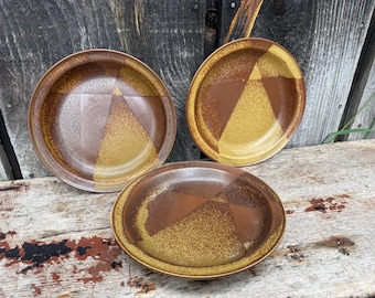 8" platen van Iron Mountain-steengoed — Iron Mountain-steengoed — borden uit de jaren 70 — 8" vintage borden — borden van Iron Mountain-steengoed — jaren 70