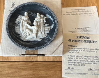 Prato de colecionador Incolay, relevo do Julgamento de Paris, 21 cm, em caixa com certificado.