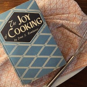 Rzadka, zabytkowa książka kucharska Joy of Cooking autorstwa Irmy Rombaur – wydanie z czasów II wojny światowej z 1943 r. – przepisy na racje żywnościowe – książka kucharska dla kolekcjonerów