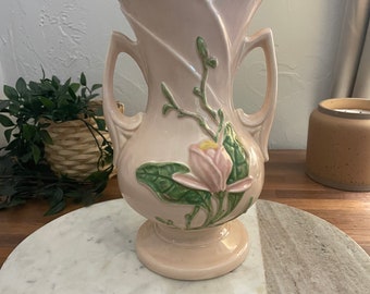 Vase vintage Hull Pottery Magnolia à double poignée des années 1940 H-12-10 1/2 motif floral rose crème, art céramique MCM, cadeau d'art et d'artisanat de collection