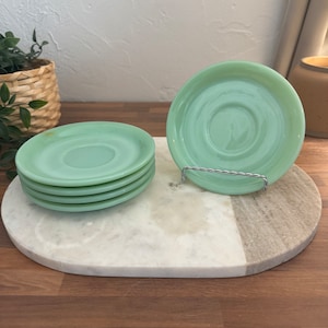 Jadeit Fire King Saucer Set mit 5 Vintage Grün Keramik Ofen Ware Grün Jadeit Sammler Seltenes Geschenk Kleine Teller 6 Zoll