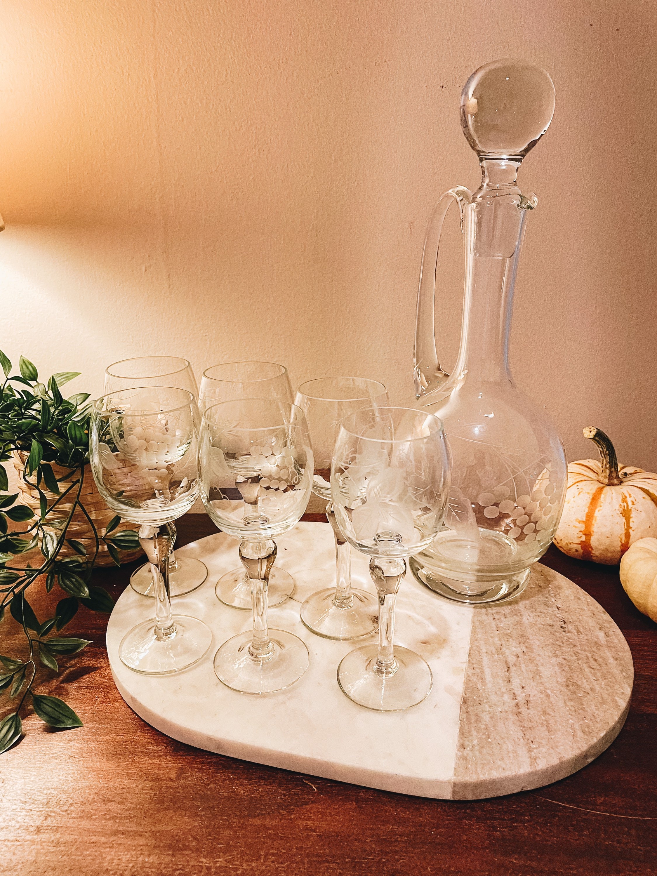 Beautiful Glass Wine Bottle Decanter and 6 Glasses (Made in  Vintage Wine Decanter with 6 Wine Glasses display picture 1