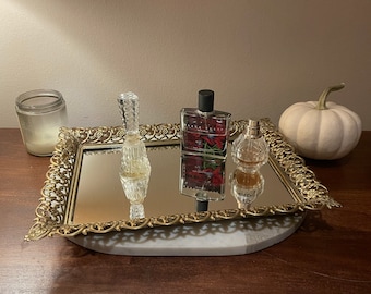 Bandeja de perfume/bugigangas retangular espelhada dourada com pés vintage, borda floral filigrana, arte déco, boho, presente eclético para decoração de penteadeira dela Z1