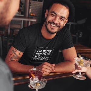 Whisky-Liebhaber-T-Shirt - Ich bin nur hier für den Whisky-T-Shirt, lustiges trinkendes T-Shirt, Unisex Bar-Humorgeschenk, Bourbon-Party-T-Shirt