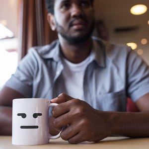 Taza de café instantánea con texto "Amable Person": regalo divertido para amantes del café, humor de oficina, taza de cerámica, ideal para el hogar, la oficina, amigos y familiares.