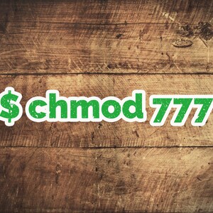 Può includere: Un adesivo verde con la scritta "$chmod 777" e un simbolo del dollaro. L'adesivo ha un bordo bianco ed è posto su uno sfondo di legno.