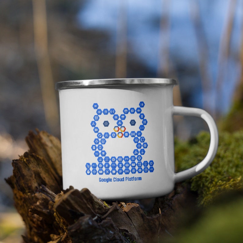 Peut inclure: Mug de camping en &eacute;mail blanc avec un motif de hibou bleu. Le hibou est compos&eacute; de petits hexagones bleus avec des ic&ocirc;nes blanches &agrave; l'int&eacute;rieur. Le texte "Google Cloud Platform" est imprim&eacute; sous le hibou.