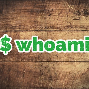 Könnte beinhalten: Grüner Text auf weißem Hintergrund mit einem Dollarzeichen vor dem Wort "whoami" auf einer braunen Holzoberfläche.