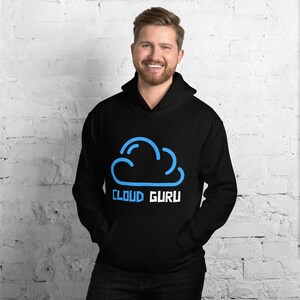 Könnte beinhalten: Schwarzer Hoodie mit einem blauen Wolken-Motiv und dem Text "CLOUD GURU" in Weiß.